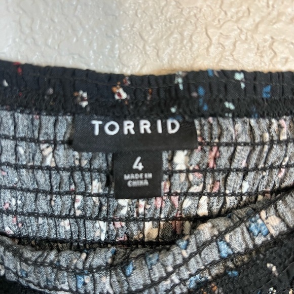 Torrid Plus Size 4 Challis Cold Shoulder Smocked Blouse Black Wild Daisy Print - Picture 5 of 6
